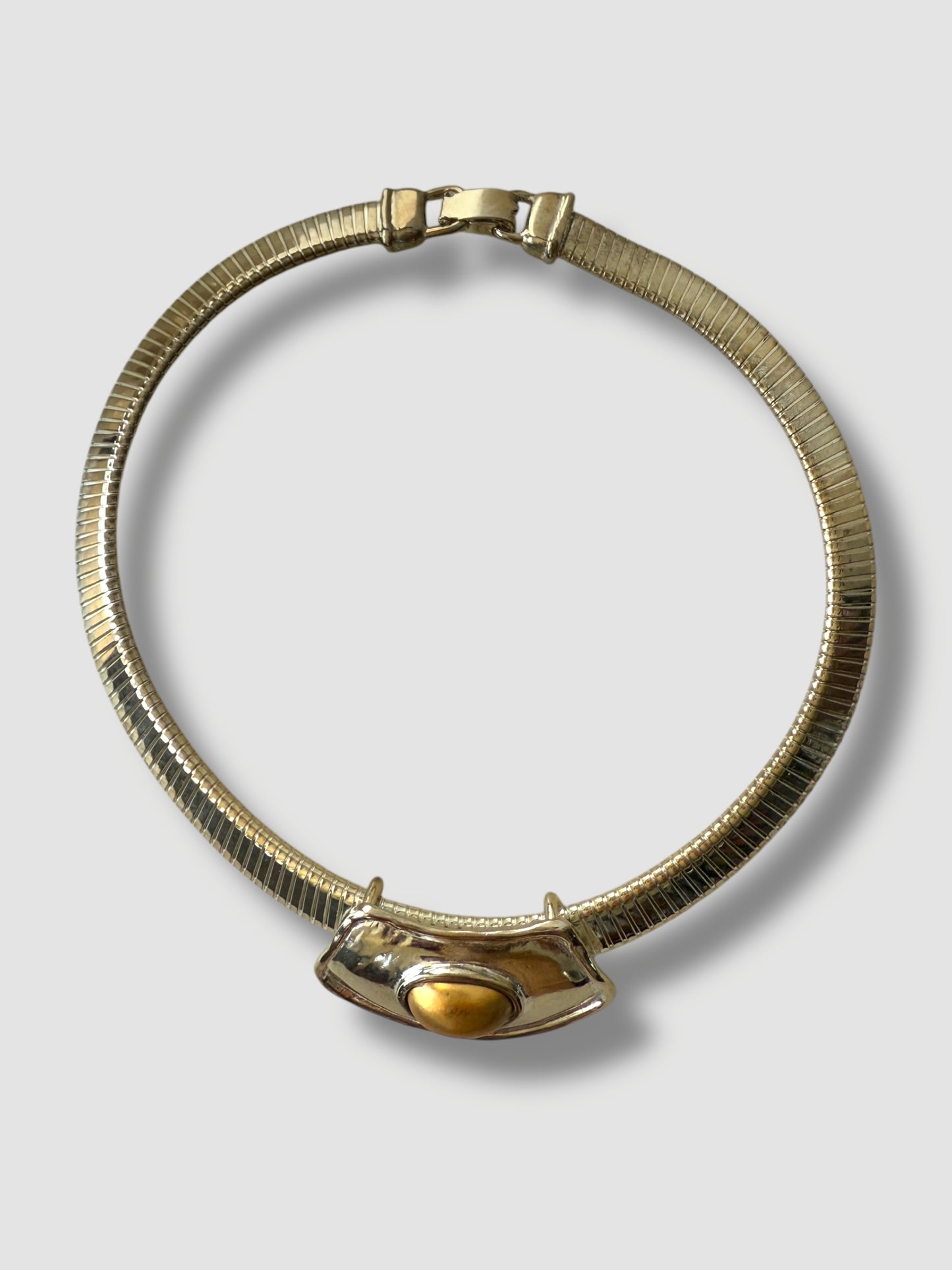 Brutalist chocker